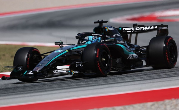 Russell in pole su Hamilton e Antonelli a Barcellona, Leclerc 10°