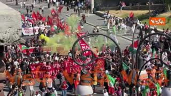 la manifestazione antifascista in via dei fori imperiali a roma vista dall alto da Iltempo.it la manifestazione antifascista in via dei fori imperiali a roma vista dall alto