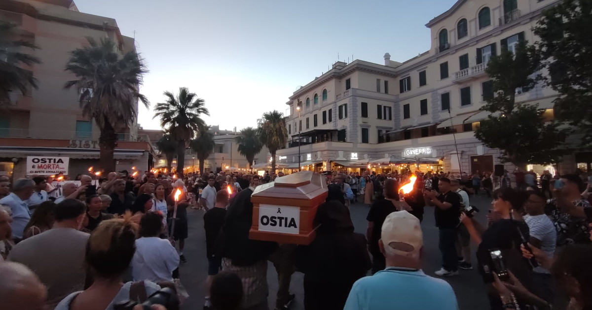 Ostia deve rinascere. Bara, fiaccole e rabbia al corteo per la sicurezza