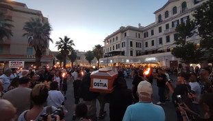 Ostia deve rinascere. Bara, fiaccole e rabbia al corteo per la sicurezza