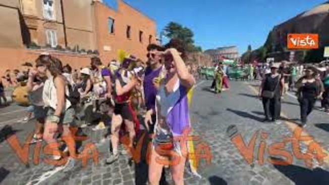Le immagini all'interno del corteo antifascista al Colosseo