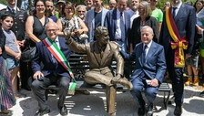 Alberto Sordi ora ha una statua. Gianni Letta: Quella volta che mi invitò a recitare in un suo film