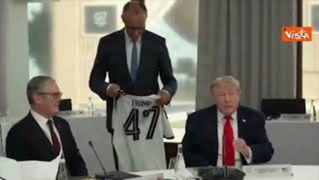 trump riceve da merz la maglia della nazionale di calcio tedesca con il suo nome e il numero 47 da Iltempo.it trump riceve da merz la maglia della nazionale di calcio tedesca con il suo nome e il numero 47
