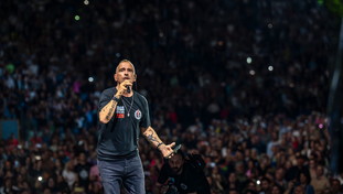 Eros fa sognare lo Stadio Olimpico: "Adesso tu" &egrave; da brividi | <span style=color: rgb(153, 0, 0);>VIDEO</span>