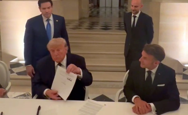 Trump firma l'accordo, Teheran conferma. Hormuz riaperto subito