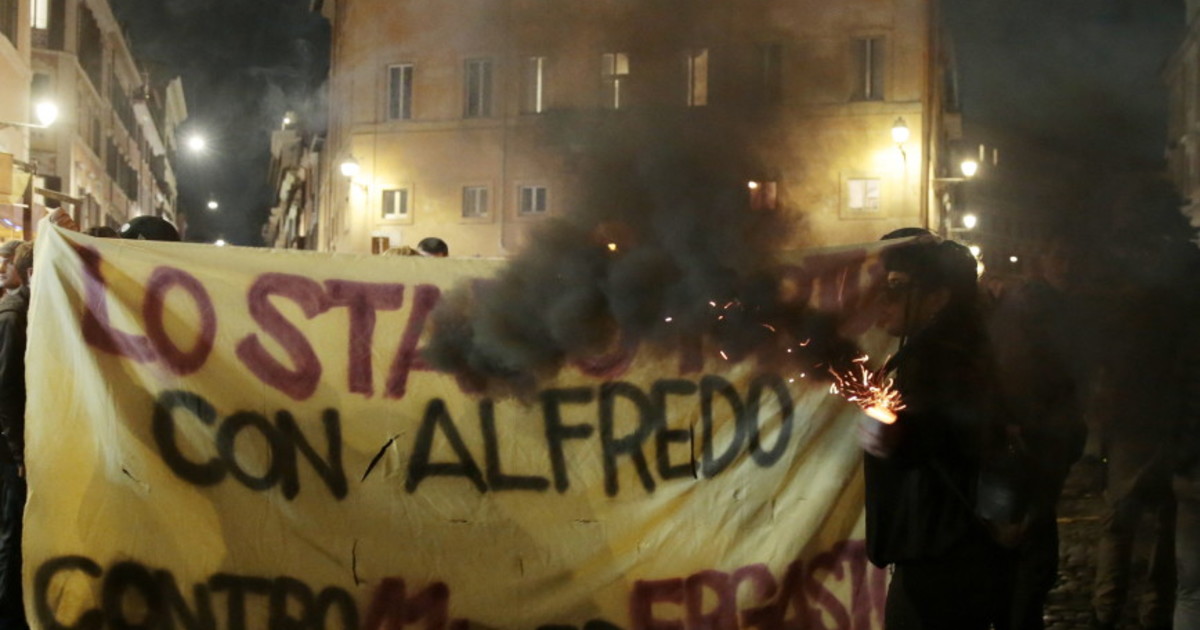 Ribolle la galassia anarchica, adunata a piazzale Clodio: Libertà per i prigionieri 