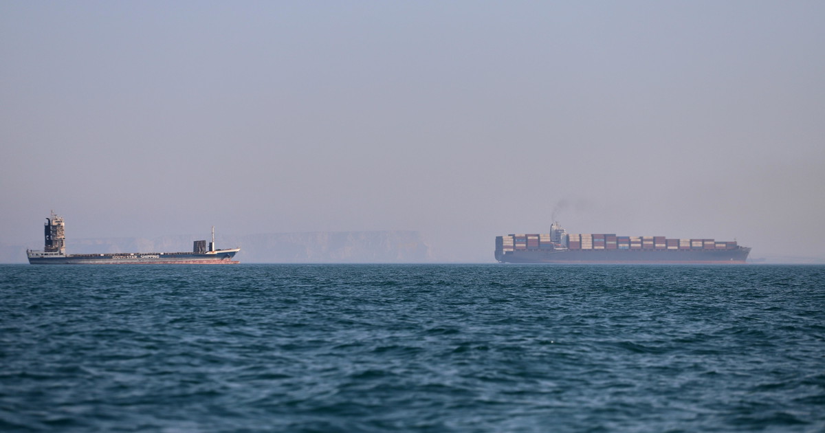 Iran, si muovono le navi. Tajani: "Fra i primi ad attraversare Hormuz"