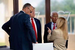Trump perde la testa e offende Meloni. La premier: "Io e l'Italia non imploriamo"