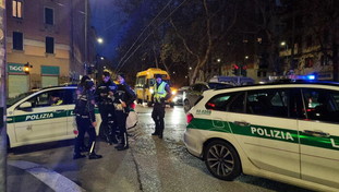 Milano, ex pilota Gran Turismo con la moto contro un palo: decapitato