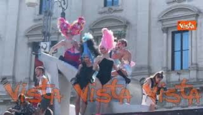 Un enorme copricapo di fiori fucsia per Priscilla - La Regina del Deserto al Pride di Roma