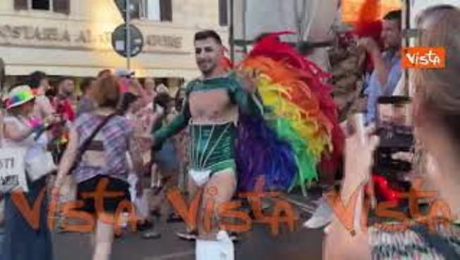 costumi colorati paillettes e piume ventagli arcobaleno i look del pride di roma da Iltempo.it costumi colorati paillettes e piume ventagli arcobaleno i look del pride di roma