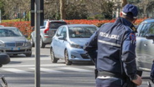 Vigile insegue un'auto pirata, si schianta in moto e muore: Ipotesi speronamento