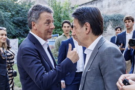Opposizione divisa, volano gli stracci tra Conte e Renzi