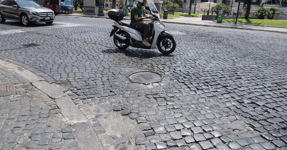 Piazza Cavour, lavori fatti sei mesi fa e le strade sono già da rifare