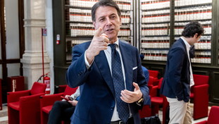 Conte insiste e getta fango: “Nato? Il governo Meloni è complice di una guerra illegale in Iran”