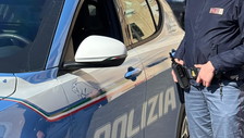 Ladispoli, gli corregge il caffè per rubargli la fede