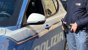Ladispoli, gli "corregge" il caff&egrave; per rubargli la fede