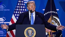Schiaffo di Trump all'Ue: Chi mette la web tax pagherà dazi del 100%. L'ultimatum