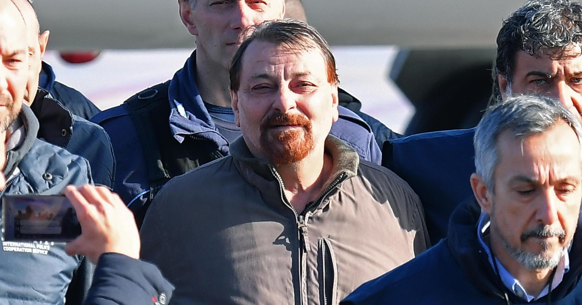 Permesso negato, Cesare Battisti protesta (e chiede la cella singola...)