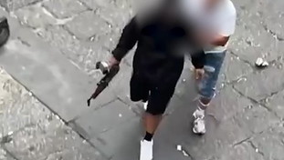 Follia a Napoli: rissa, spari e il ragazzo che gira con il mitra in pugno | <span style=color: rgb(153, 0, 0);>VIDEO</span>