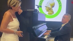 Pupo fa l'esame orale e poi si esibisce al piano sulle note di "Un amore grande" | <span style=color: rgb(153, 0, 0);>GUARDA</span>