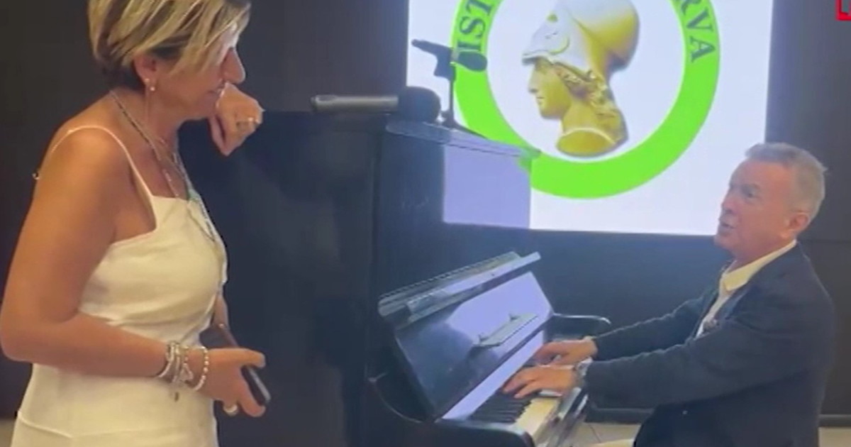 pupo fa l esame orale e poi si esibisce al piano sulle note di un amore grande guarda da Iltempo.it pupo fa l esame orale e poi si esibisce al piano sulle note di un amore grande guarda