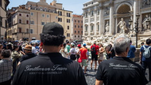 Fontana di Trevi in mano ai truffatori, i commercianti si pagano i vigilantes