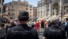 Fontana di Trevi in mano ai truffatori, i commercianti si pagano i vigilantes
