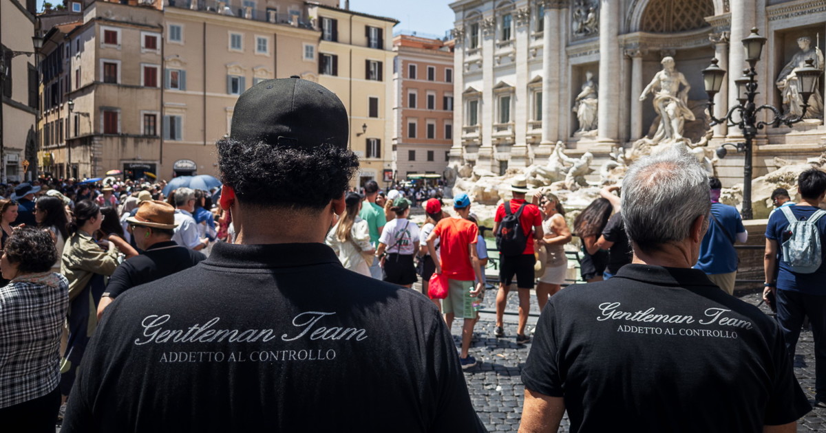 fontana di trevi in mano ai truffatori i commercianti si pagano i vigilantes da Iltempo.it fontana di trevi in mano ai truffatori i commercianti si pagano i vigilantes