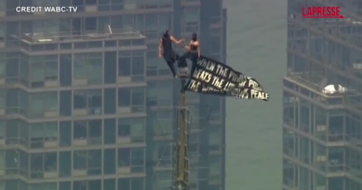 new york salgono in cima all empire con striscione per l amore arrestati video da Iltempo.it new york salgono in cima all empire con striscione per l amore arrestati video