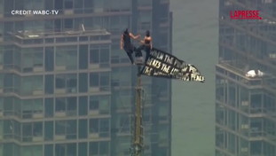 New York, salgono in cima all'Empire con striscione per l'amore: arrestati | VIDEO