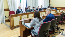 Ecco perché dieci dosi per ogni cittadino. FdI tuona: Soldi sperperati e verità scomode