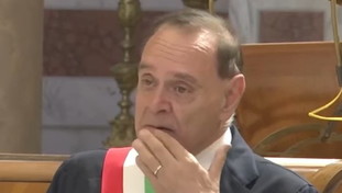 Mastella prende la parola: "Sono malato, pregate per me". Stupore e commozione in chiesa | <span style=color: rgb(153, 0, 0);>VIDEO</span>
