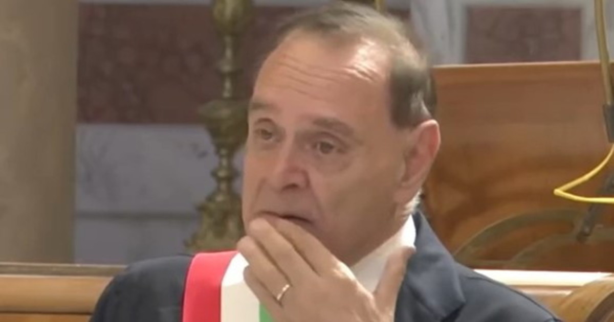 mastella prende la parola sono malato pregate per me stupore e commozione in chiesa video da Iltempo.it mastella prende la parola sono malato pregate per me stupore e commozione in chiesa video