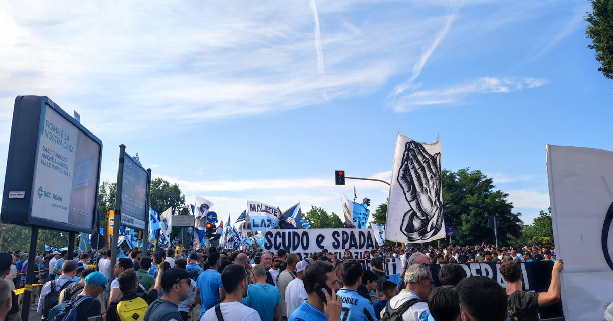 lazio il corteo e la protesta dei tifosi contro lotito libert224 da Iltempo.it lazio il corteo e la protesta dei tifosi contro lotito libert224