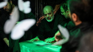 Colpo di scena in Iran: dopo mesi riappare il capo dei Pasdaran accanto alla bara di Khamenei
