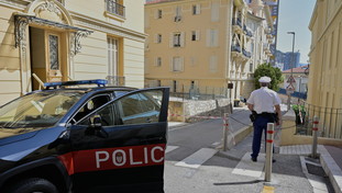 Attentato a Montecarlo, identificata la donna della borsa-bomba: fuga verso l'Italia