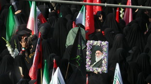 Iran, paese blindato per i funerali di Khamenei. Cori contro Israele e Usa