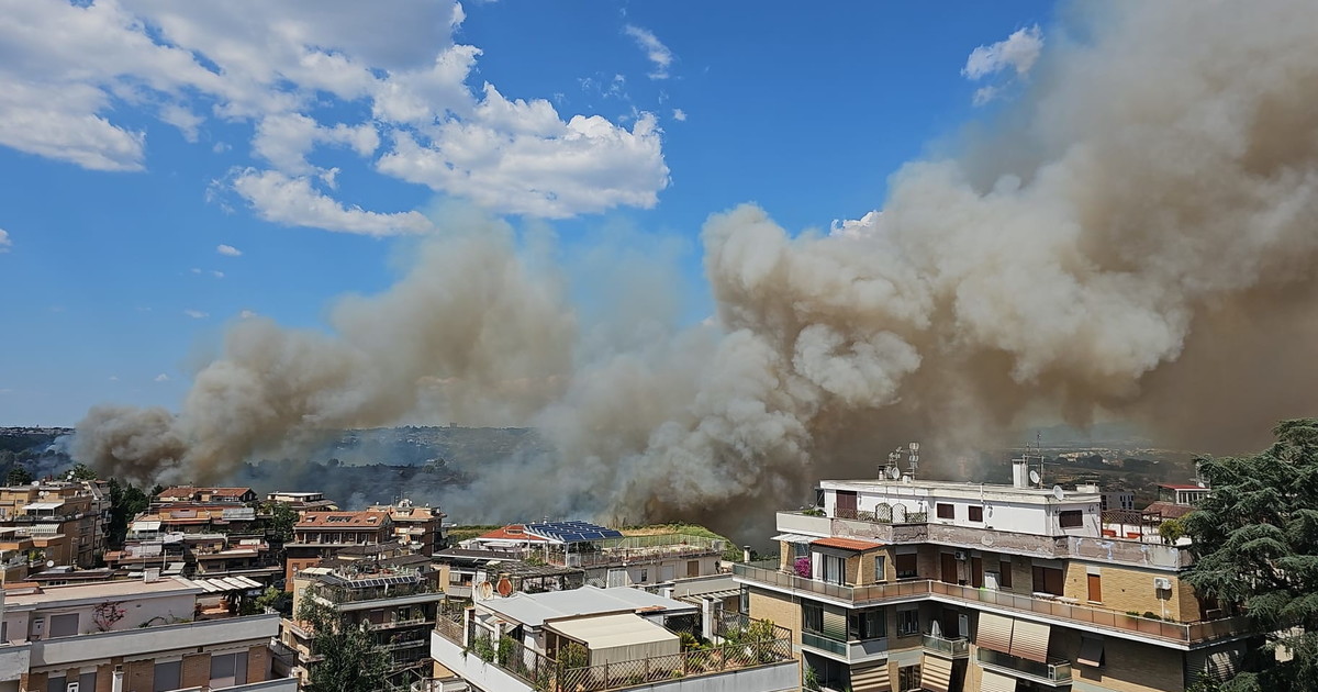 Inferno di fuoco e fiamme di dieci metri: mezza Roma sotto una nube | <span style=color: rgb(153, 0, 0);>VIDEO</span>