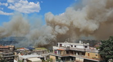 Inferno di fuoco e fiamme di dieci metri: mezza Roma sotto una nube di fumo | VIDEO