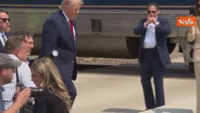 trump scende da carrozza ferroviaria decorata per 250esimo usa accolto da bagno di folla da Iltempo.it trump scende da carrozza ferroviaria decorata per 250esimo usa accolto da bagno di folla