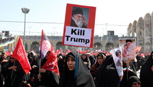 Uccidere Trump e giù applausi. Le minacce al funerale di Khamenei