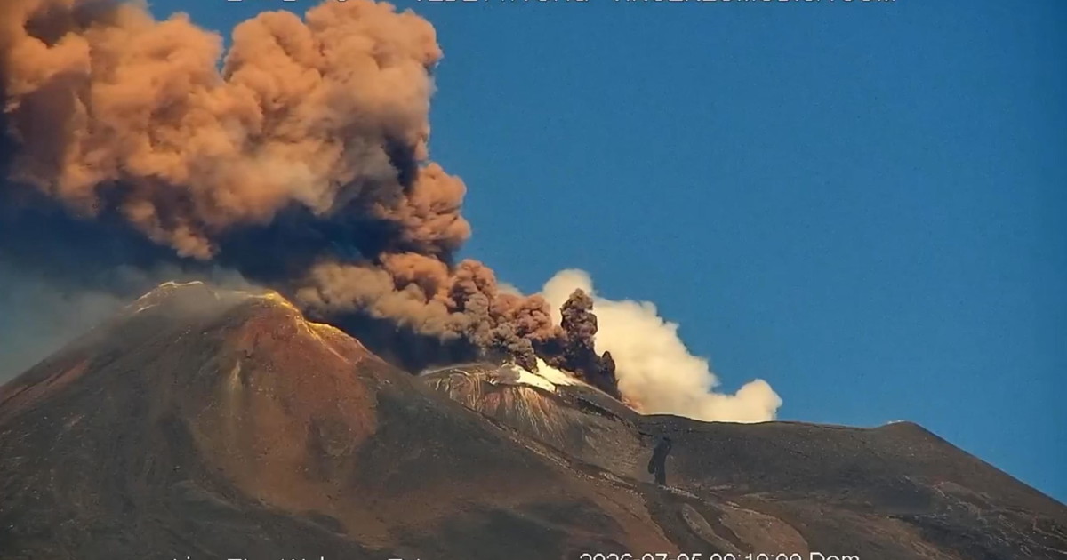 l etna si sveglia esplosioni e cenere livello di allerta rosso da Iltempo.it l etna si sveglia esplosioni e cenere livello di allerta rosso