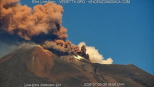 L'Etna si sveglia. Esplosioni e cenere: livello di allerta rosso