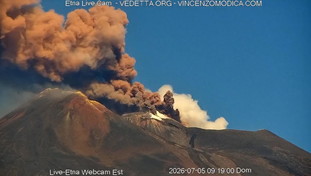 L'Etna si sveglia. Esplosioni e cenere: livello di allerta rosso