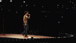 La notte di Ultimo, 250mila voci a Roma: "Siamo nella storia" | <span style=color: rgb(153, 0, 0);>VIDEO</span>