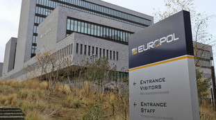 Europol, sgominata rete di stupratori: drogavano e violentavano le partner filmando gli abusi