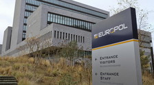 Europol, sgominata rete di stupratori: drogavano e violentavano le partner filmando gli abusi