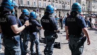 Ci scrive l&rsquo;"agenteX": armi non letali pi&ugrave; efficaci per tenere a distanza i facinorosi