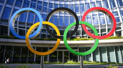 Sport, il Comitato olimpico revoca la sospensione e riabilita la Russia